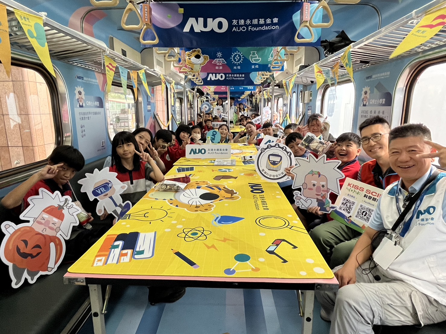 DB真人永續基金會參與「臺灣科普環島列車」，設計基礎科學車廂課程，以「淨零碳排和永續能源」為主題，讓學生透過創意實驗認識淨零知識，以及思考生活中的減碳行為